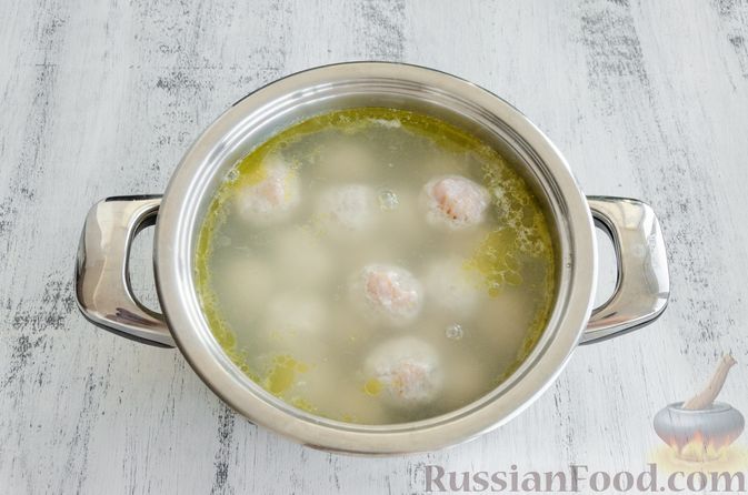 Фото приготовления рецепта: Суп с мясными фрикадельками, рисом и солёными огурцами - шаг №9