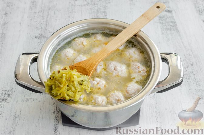 Фото приготовления рецепта: Суп с мясными фрикадельками, рисом и солёными огурцами - шаг №11