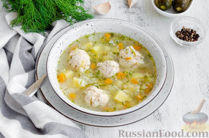 Фото приготовления рецепта: Суп с мясными фрикадельками, рисом и солёными огурцами - шаг №13