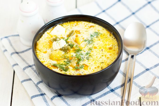 Фото к рецепту: Овощной суп с цветной капустой, стручковой фасолью и адыгейским сыром