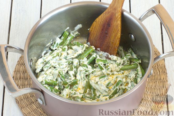 Фото приготовления рецепта: Овощной суп с цветной капустой, стручковой фасолью и адыгейским сыром - шаг №7