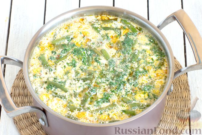 Фото приготовления рецепта: Овощной суп с цветной капустой, стручковой фасолью и адыгейским сыром - шаг №11