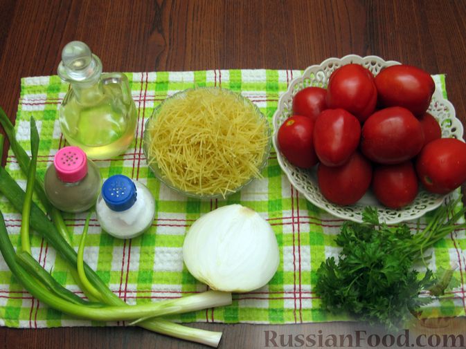 Фото приготовления рецепта: Томатный суп с вермишелью и зелёным луком - шаг №1