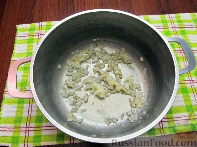 Фото приготовления рецепта: Томатный суп с вермишелью и зелёным луком - шаг №9