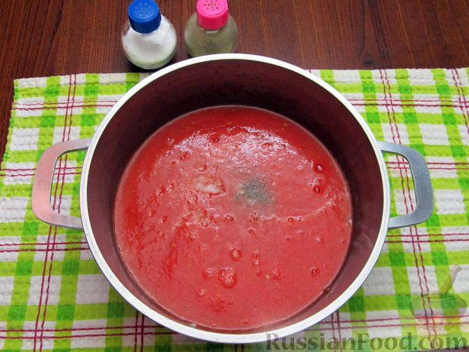 Фото приготовления рецепта: Томатный суп с вермишелью и зелёным луком - шаг №10