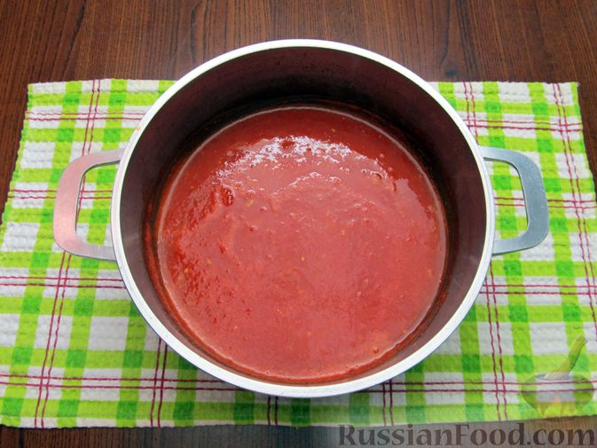 Фото приготовления рецепта: Томатный суп с вермишелью и зелёным луком - шаг №11