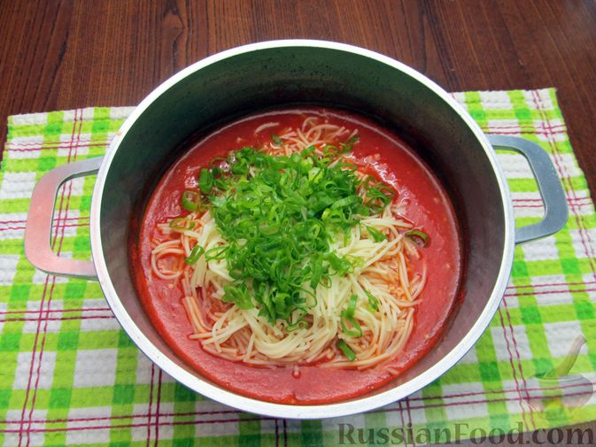 Фото приготовления рецепта: Томатный суп с вермишелью и зелёным луком - шаг №13