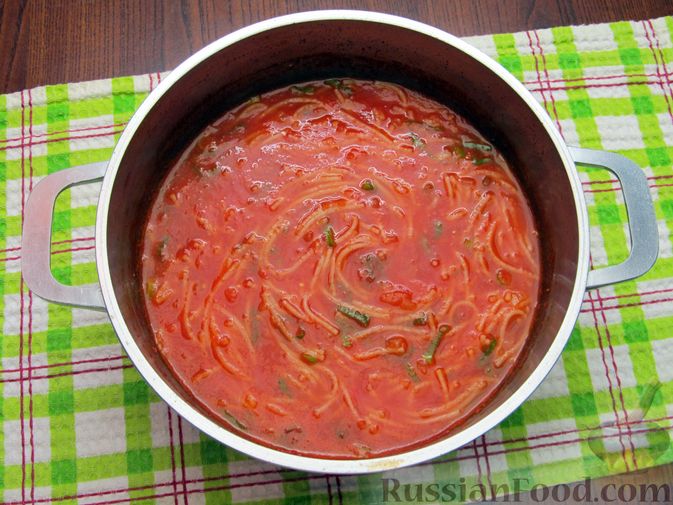 Фото приготовления рецепта: Томатный суп с вермишелью и зелёным луком - шаг №14