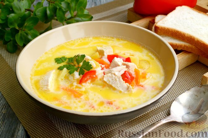 Фото к рецепту: Куриный суп с овощами, рисом и плавленым сыром