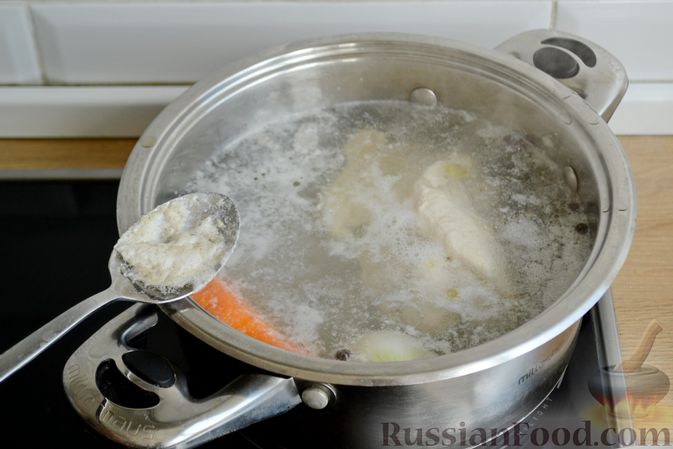 Фото приготовления рецепта: Куриный суп с овощами, рисом и плавленым сыром - шаг №3