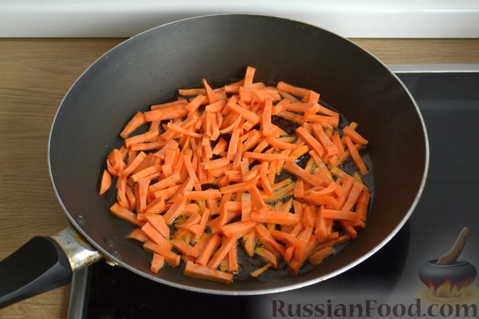 Фото приготовления рецепта: Куриный суп с овощами, рисом и плавленым сыром - шаг №5
