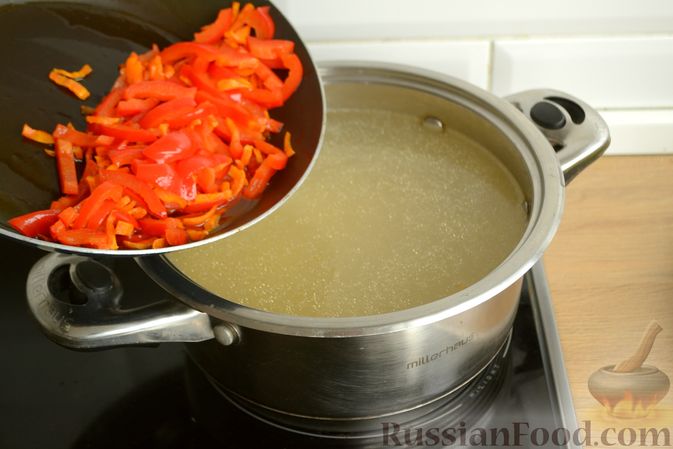 Фото приготовления рецепта: Куриный суп с овощами, рисом и плавленым сыром - шаг №10