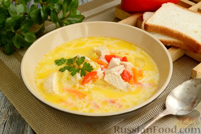 Фото приготовления рецепта: Куриный суп с овощами, рисом и плавленым сыром - шаг №14