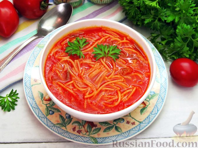 Фото приготовления рецепта: Томатный суп с вермишелью и зелёным луком - шаг №15