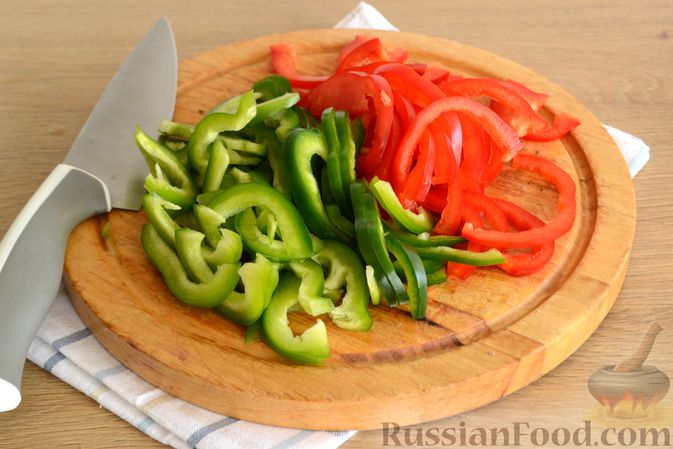 Фото приготовления рецепта: Салат с говядиной, болгарским перцем и грецкими орехами - шаг №6