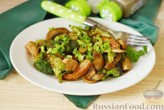 Фото к рецепту: Куриное филе, тушенное с грибами и брокколи, в соевом соусе