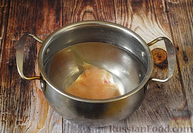 Фото приготовления рецепта: Куриное филе, тушенное с грибами и брокколи, в соевом соусе - шаг №2