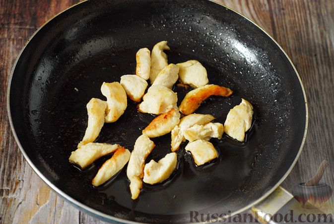 Фото приготовления рецепта: Куриное филе, тушенное с грибами и брокколи, в соевом соусе - шаг №4