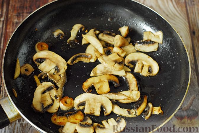 Фото приготовления рецепта: Куриное филе, тушенное с грибами и брокколи, в соевом соусе - шаг №5