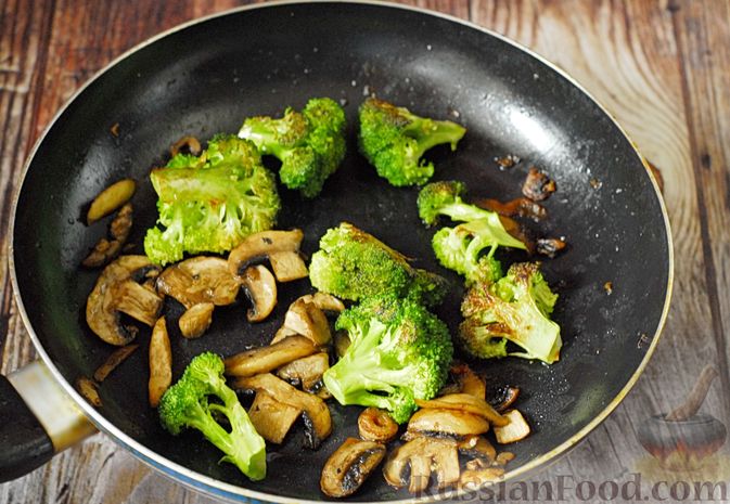 Фото приготовления рецепта: Куриное филе, тушенное с грибами и брокколи, в соевом соусе - шаг №6