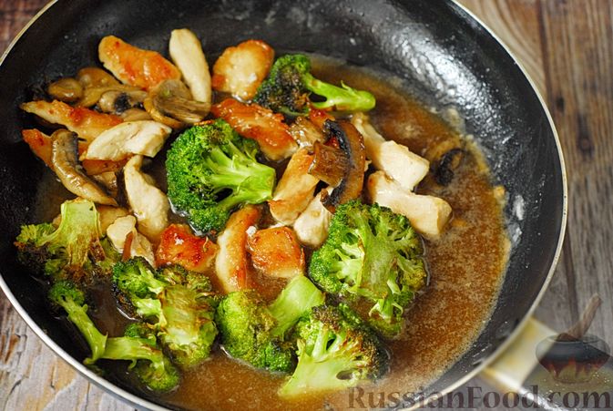 Фото приготовления рецепта: Куриное филе, тушенное с грибами и брокколи, в соевом соусе - шаг №9