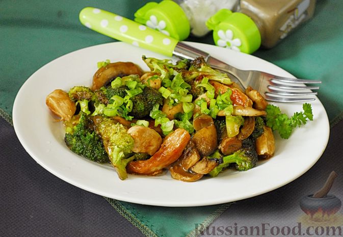 Фото приготовления рецепта: Куриное филе, тушенное с грибами и брокколи, в соевом соусе - шаг №11