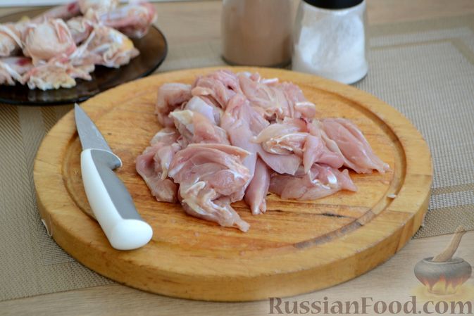 Фото приготовления рецепта: Курица, тушенная со сливами - шаг №4
