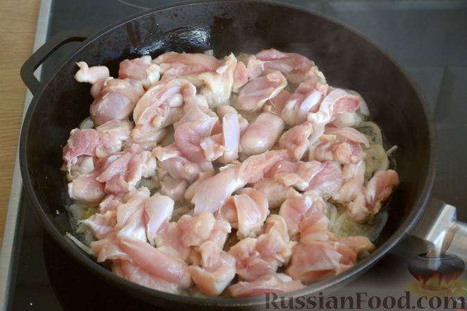 Фото приготовления рецепта: Курица, тушенная со сливами - шаг №5