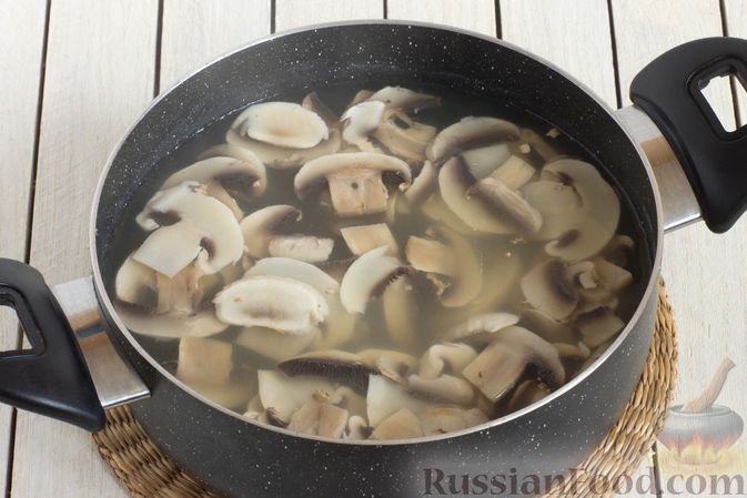 Фото приготовления рецепта: Щи "Монастырские" со свежей капустой и грибами - шаг №3