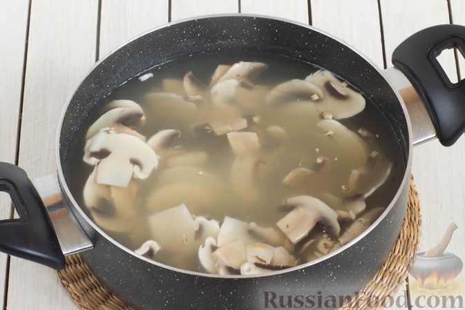 Фото приготовления рецепта: Щи "Монастырские" со свежей капустой и грибами - шаг №4