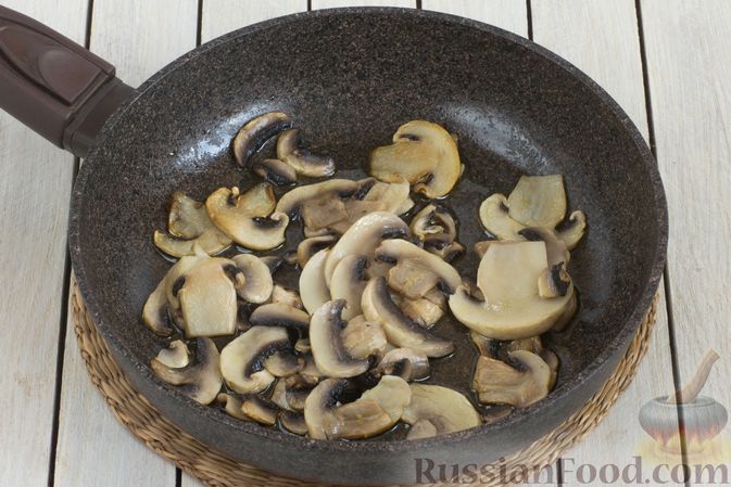 Фото приготовления рецепта: Щи "Монастырские" со свежей капустой и грибами - шаг №5