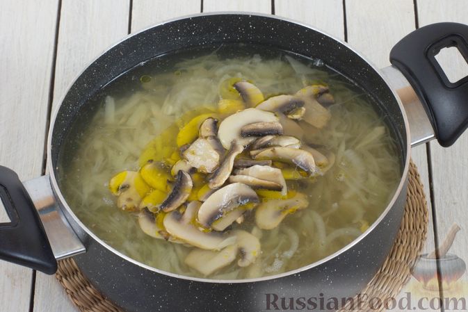 Фото приготовления рецепта: Щи "Монастырские" со свежей капустой и грибами - шаг №9