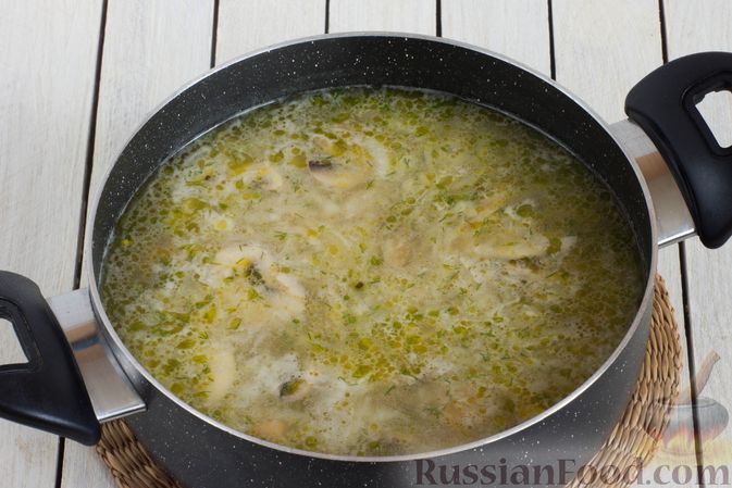 Фото приготовления рецепта: Щи "Монастырские" со свежей капустой и грибами - шаг №10
