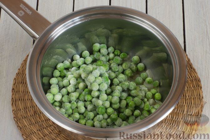 Фото приготовления рецепта: Крем-суп из брокколи и зелёного горошка - шаг №4