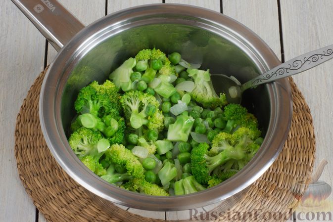 Фото приготовления рецепта: Крем-суп из брокколи и зелёного горошка - шаг №6