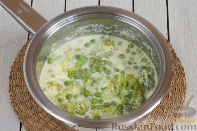 Фото приготовления рецепта: Крем-суп из брокколи и зелёного горошка - шаг №8