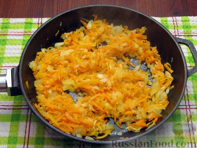 Фото приготовления рецепта: Куриные сердечки, тушенные с морковью и яблоками - шаг №4