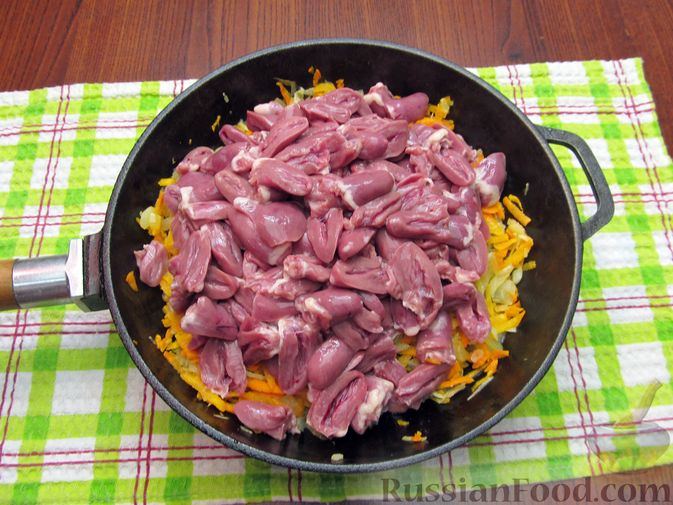 Фото приготовления рецепта: Куриные сердечки, тушенные с морковью и яблоками - шаг №5