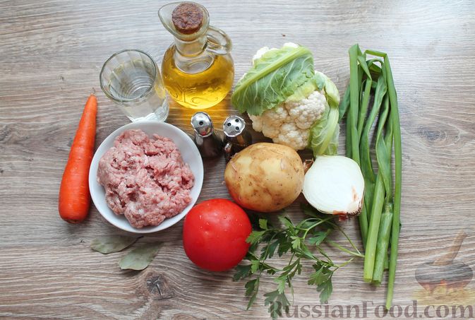 Фото приготовления рецепта: Суп с мясными фрикадельками и цветной капустой - шаг №1