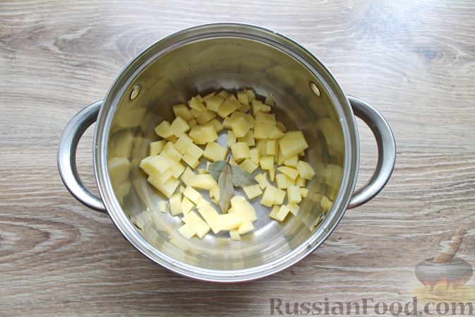 Фото приготовления рецепта: Суп с мясными фрикадельками и цветной капустой - шаг №2