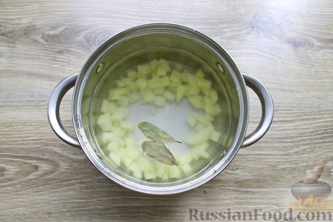 Фото приготовления рецепта: Суп с мясными фрикадельками и цветной капустой - шаг №3