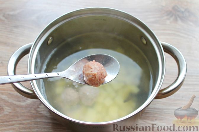 Фото приготовления рецепта: Суп с мясными фрикадельками и цветной капустой - шаг №7