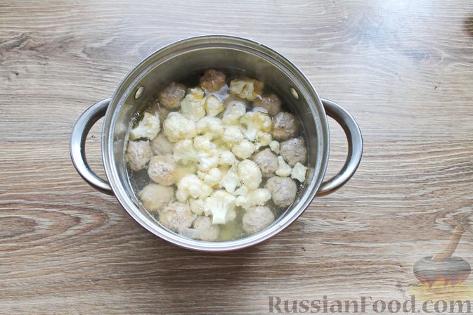 Фото приготовления рецепта: Суп с мясными фрикадельками и цветной капустой - шаг №9