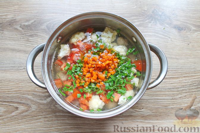 Фото приготовления рецепта: Суп с мясными фрикадельками и цветной капустой - шаг №12