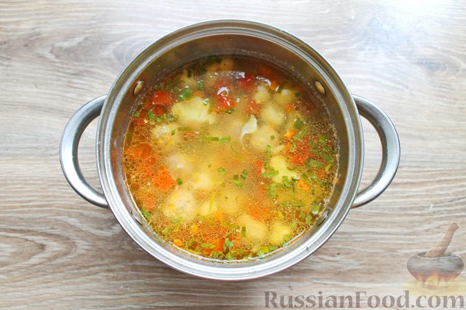 Фото приготовления рецепта: Суп с мясными фрикадельками и цветной капустой - шаг №13