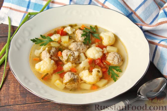 Фото приготовления рецепта: Суп с мясными фрикадельками и цветной капустой - шаг №14