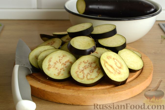 Фото приготовления рецепта: Консервированные баклажаны со сладким перцем, зеленью и чесноком - шаг №2