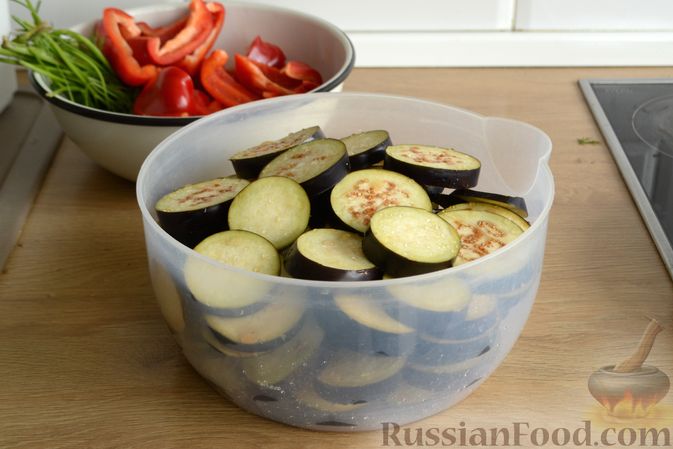 Фото приготовления рецепта: Консервированные баклажаны со сладким перцем, зеленью и чесноком - шаг №4