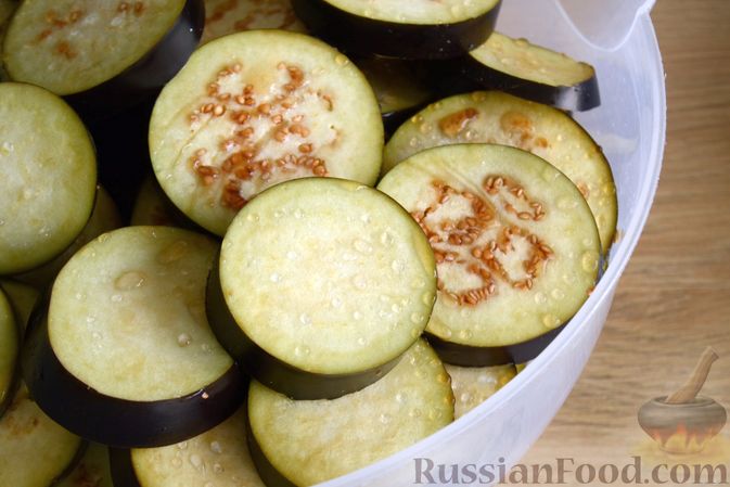 Фото приготовления рецепта: Консервированные баклажаны со сладким перцем, зеленью и чесноком - шаг №5