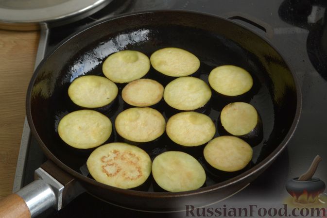 Фото приготовления рецепта: Консервированные баклажаны со сладким перцем, зеленью и чесноком - шаг №6